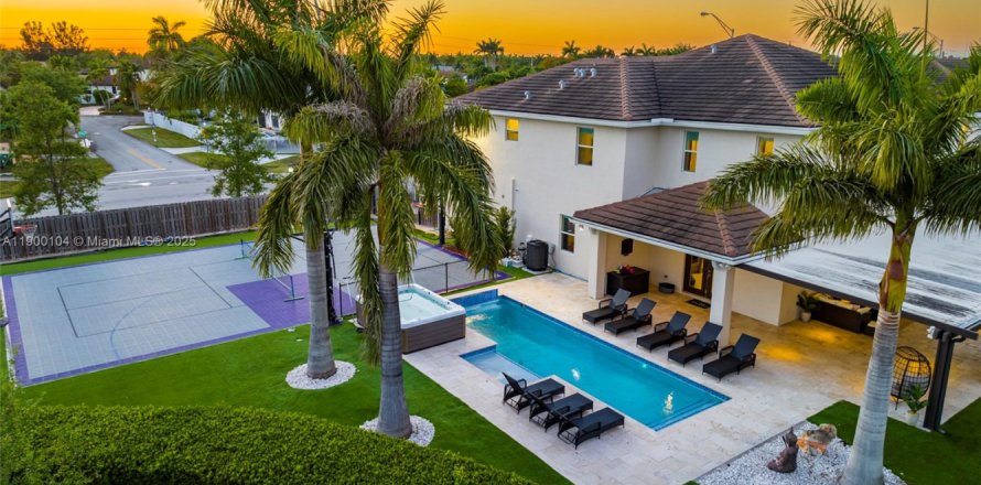 House in Miami, Florida 8 bedrooms, 411.19 sq.m. № 1952653