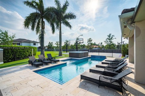 House in Miami, Florida 8 bedrooms, 411.19 sq.m. № 1952653 - photo 6