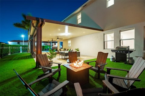 House in Miami, Florida 8 bedrooms, 411.19 sq.m. № 1952653 - photo 15