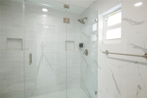 Villa ou maison à vendre à Miami, Floride: 4 chambres, 206.24 m2 № 2038926 - photo 25