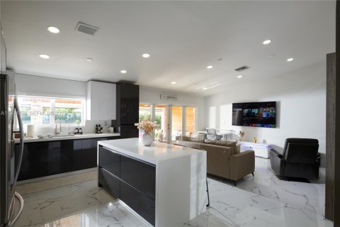 Villa ou maison à vendre à Miami, Floride: 4 chambres, 206.24 m2 № 2038926 - photo 13