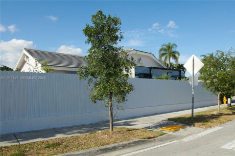 Villa ou maison à vendre à Miami, Floride: 4 chambres, 206.24 m2 № 2038926 - photo 7