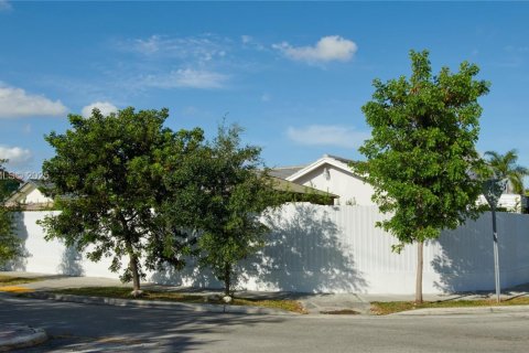 Villa ou maison à vendre à Miami, Floride: 4 chambres, 206.24 m2 № 2038926 - photo 3