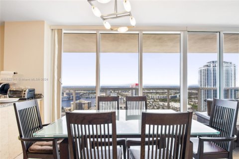 Copropriété à louer à Hallandale Beach, Floride: 2 chambres, 135.45 m2 № 1006609 - photo 7