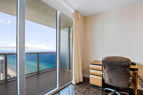 Copropriété à louer à Hallandale Beach, Floride: 2 chambres, 135.45 m2 № 1006609 - photo 11