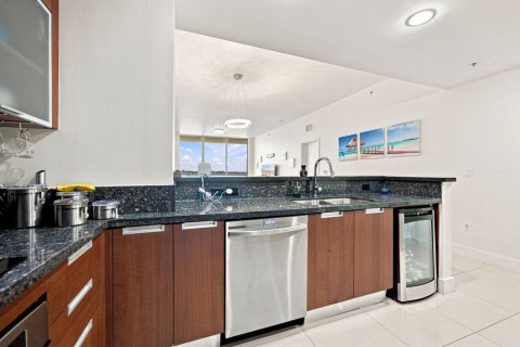 Condo in North Bay Village, Florida, 2 bedrooms  № 2311747 - photo 13