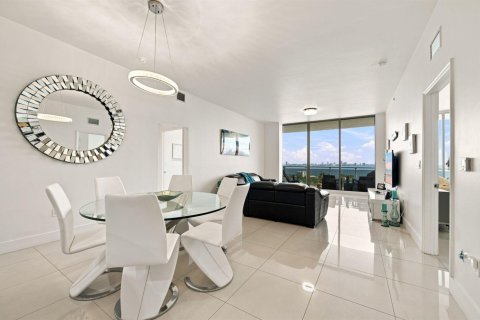Condo in North Bay Village, Florida, 2 bedrooms  № 2311747 - photo 6