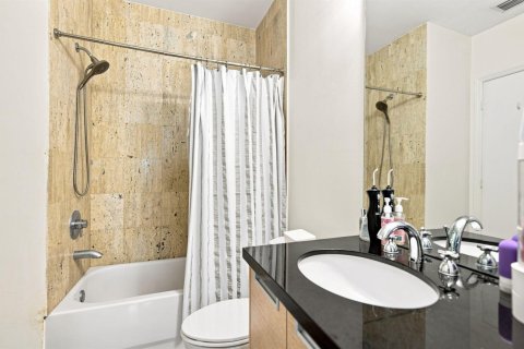 Condo in North Bay Village, Florida, 2 bedrooms  № 2311747 - photo 23