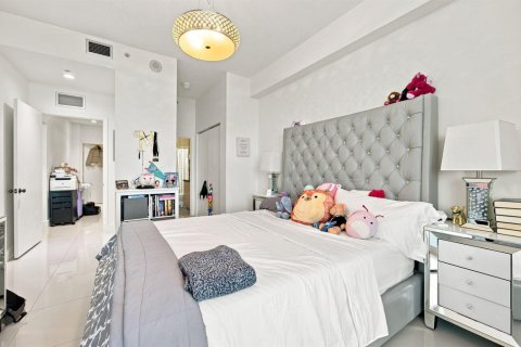 Condo in North Bay Village, Florida, 2 bedrooms  № 2311747 - photo 22