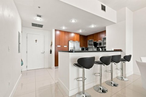 Condo in North Bay Village, Florida, 2 bedrooms  № 2311747 - photo 5