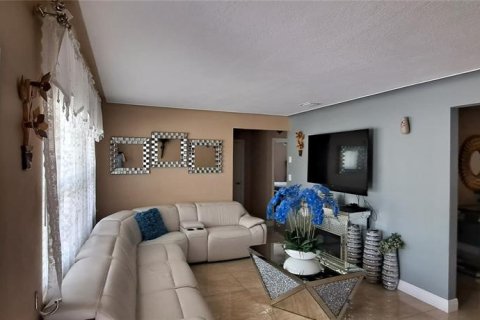 Casa en venta en Saint Petersburg, Florida, 5 dormitorios, 220.92 m2 № 2150446 - foto 4