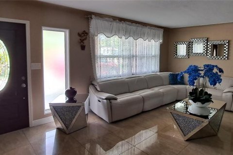 Casa en venta en Saint Petersburg, Florida, 5 dormitorios, 220.92 m2 № 2150446 - foto 2