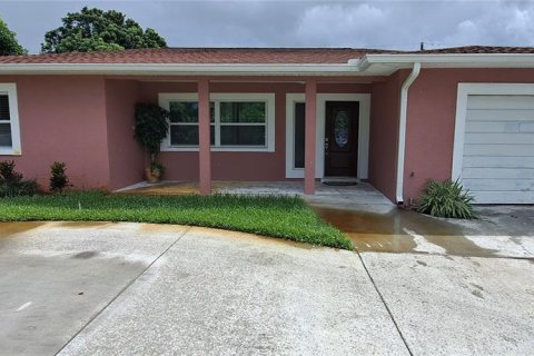 House in Saint Petersburg, Florida 5 bedrooms, 220.92 sq.m. № 2150446