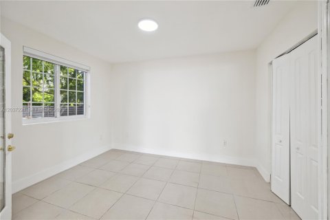 Villa ou maison à louer à Miami, Floride: 4 chambres, 220.74 m2 № 2154215 - photo 5