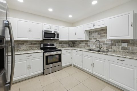 Villa ou maison à louer à Miami, Floride: 4 chambres, 220.74 m2 № 2154215 - photo 4