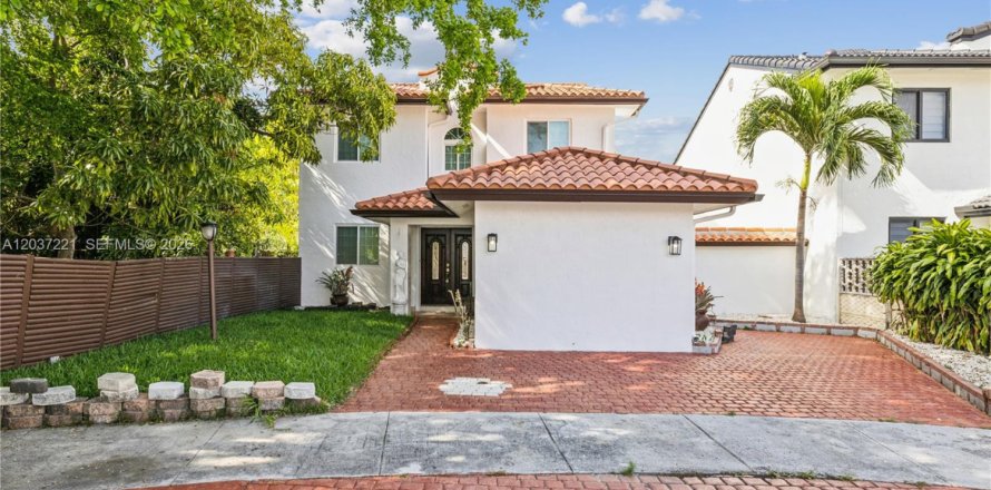 Villa ou maison à Miami, Floride 4 chambres, 220.74 m2 № 2154215