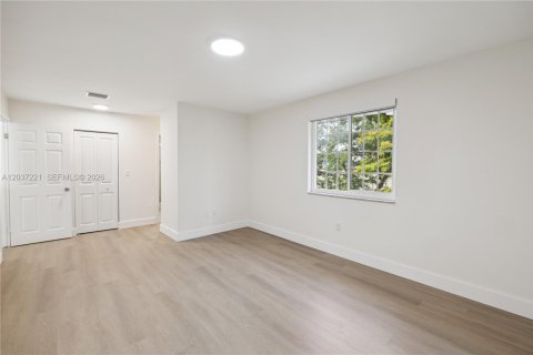 Villa ou maison à louer à Miami, Floride: 4 chambres, 220.74 m2 № 2154215 - photo 9