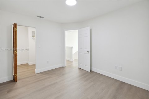 Villa ou maison à louer à Miami, Floride: 4 chambres, 220.74 m2 № 2154215 - photo 8