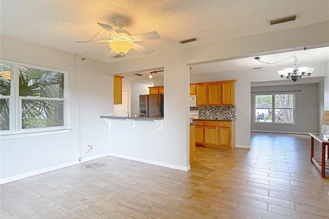 House in Spring Hill, Florida 2 bedrooms, 119.29 sq.m. № 1795880 - photo 17