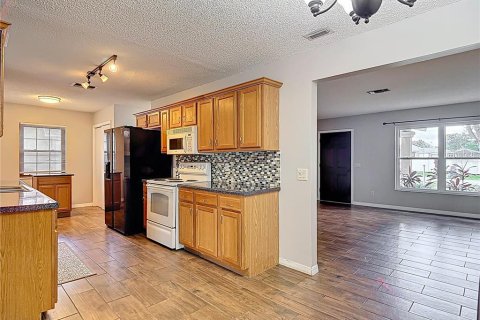 House in Spring Hill, Florida 2 bedrooms, 119.29 sq.m. № 1795880 - photo 9