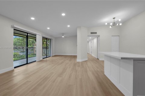 Condo in Tamarac, Florida, 2 bedrooms  № 1995935 - photo 5