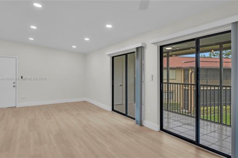 Condo in Tamarac, Florida, 2 bedrooms  № 1995935 - photo 11