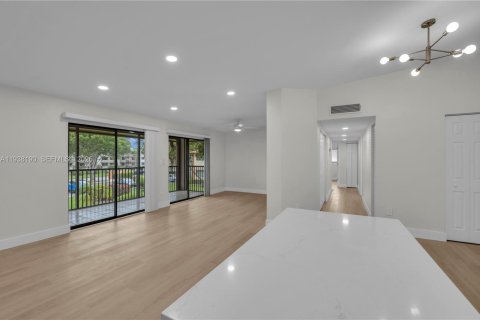 Condo in Tamarac, Florida, 2 bedrooms  № 1995935 - photo 12