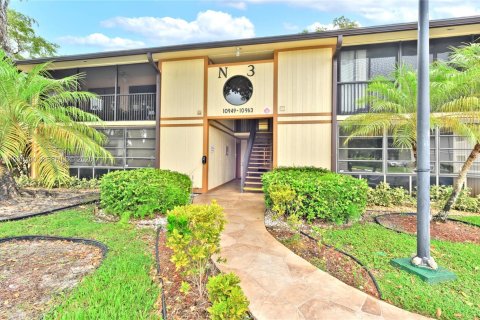 Condo in Tamarac, Florida, 2 bedrooms  № 1995935 - photo 4