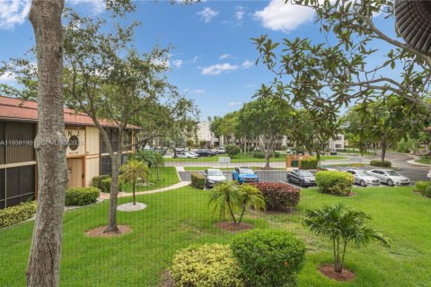 Condo in Tamarac, Florida, 2 bedrooms  № 1995935 - photo 23