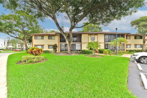 Condo in Tamarac, Florida, 2 bedrooms  № 1995935 - photo 2