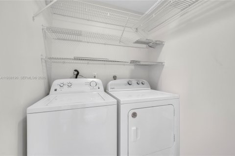 Condo in Tamarac, Florida, 2 bedrooms  № 1995935 - photo 25