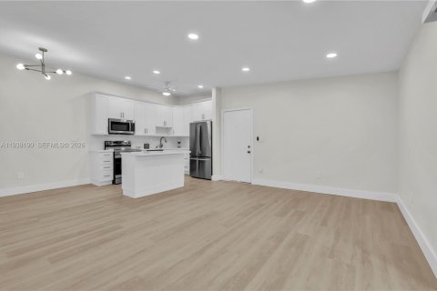 Condo in Tamarac, Florida, 2 bedrooms  № 1995935 - photo 9