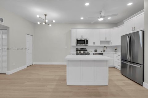 Condo in Tamarac, Florida, 2 bedrooms  № 1995935 - photo 6