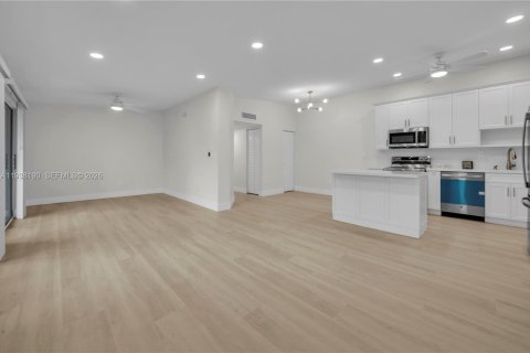 Condo in Tamarac, Florida, 2 bedrooms  № 1995935 - photo 10