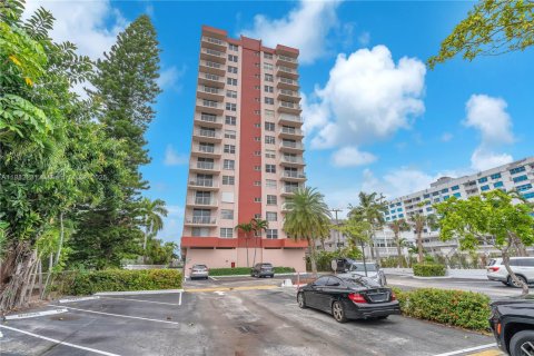 Copropriété à vendre à Hallandale Beach, Floride: 2 chambres, 101.45 m2 № 1931166 - photo 2