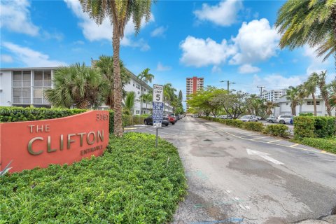Copropriété à vendre à Hallandale Beach, Floride: 2 chambres, 101.45 m2 № 1931166 - photo 1