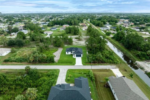 House in Lehigh Acres, Florida 3 bedrooms № 1890495 - photo 3