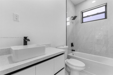 House in Lehigh Acres, Florida 3 bedrooms № 1890495 - photo 18