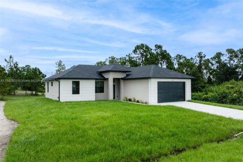 House in Lehigh Acres, Florida 3 bedrooms № 1890495 - photo 2