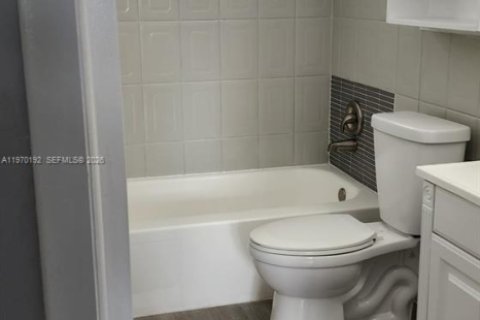 Condominio en alquiler en Margate, Florida, 2 dormitorios, 92.9 m2 № 2031919 - foto 2