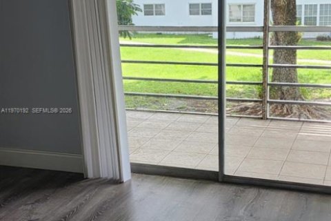 Condominio en alquiler en Margate, Florida, 2 dormitorios, 92.9 m2 № 2031919 - foto 11