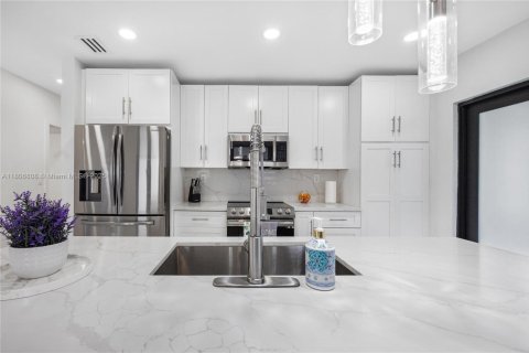 House in Miami, Florida 4 bedrooms, 143.16 sq.m. № 1865435 - photo 18