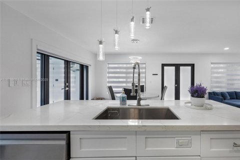 House in Miami, Florida 4 bedrooms, 143.16 sq.m. № 1865435 - photo 19