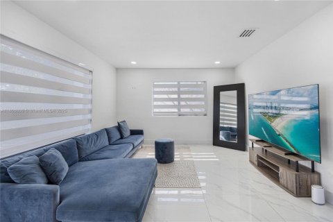 House in Miami, Florida 4 bedrooms, 143.16 sq.m. № 1865435 - photo 12