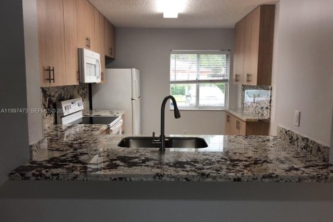 Touwnhouse à louer à Pembroke Pines, Floride: 3 chambres, 126.44 m2 № 2059367 - photo 6