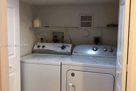 Touwnhouse à louer à Pembroke Pines, Floride: 3 chambres, 126.44 m2 № 2059367 - photo 8
