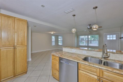 House in Tampa, Florida 4 bedrooms, 143.81 sq.m. № 1761544 - photo 11