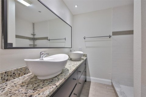 House in Tampa, Florida 4 bedrooms, 143.81 sq.m. № 1761544 - photo 17