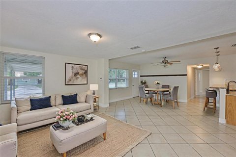 House in Tampa, Florida 4 bedrooms, 143.81 sq.m. № 1761544 - photo 2
