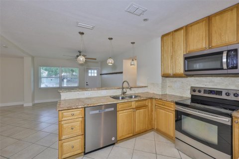 House in Tampa, Florida 4 bedrooms, 143.81 sq.m. № 1761544 - photo 12